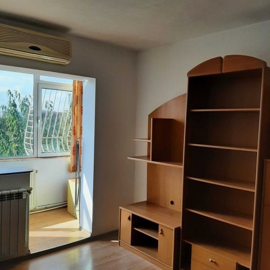 De inchiriat ! Apartament cu trei camere situat in zona Hala Centrala